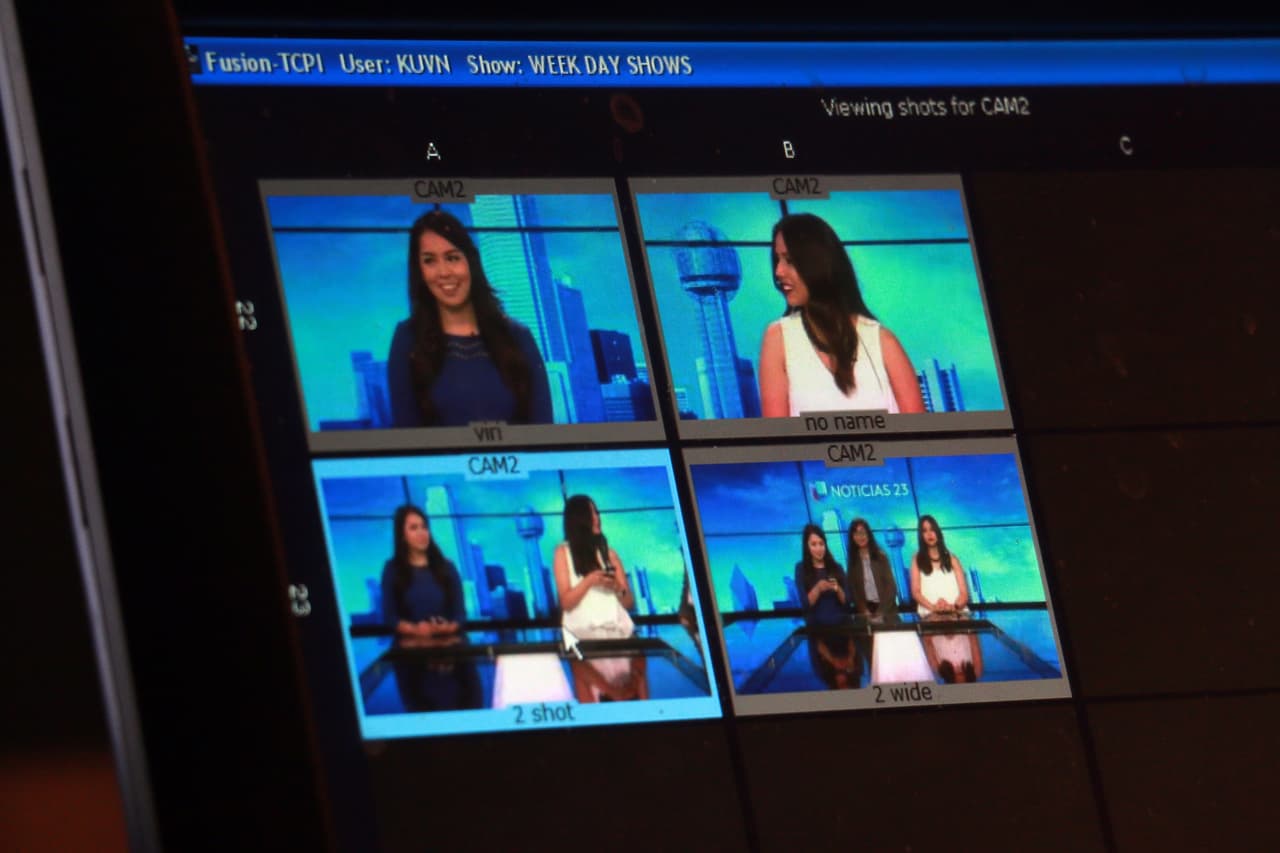 Viridiana Martínez y Yeraldín Ronquillo practicando sus líneas antes de grabar.