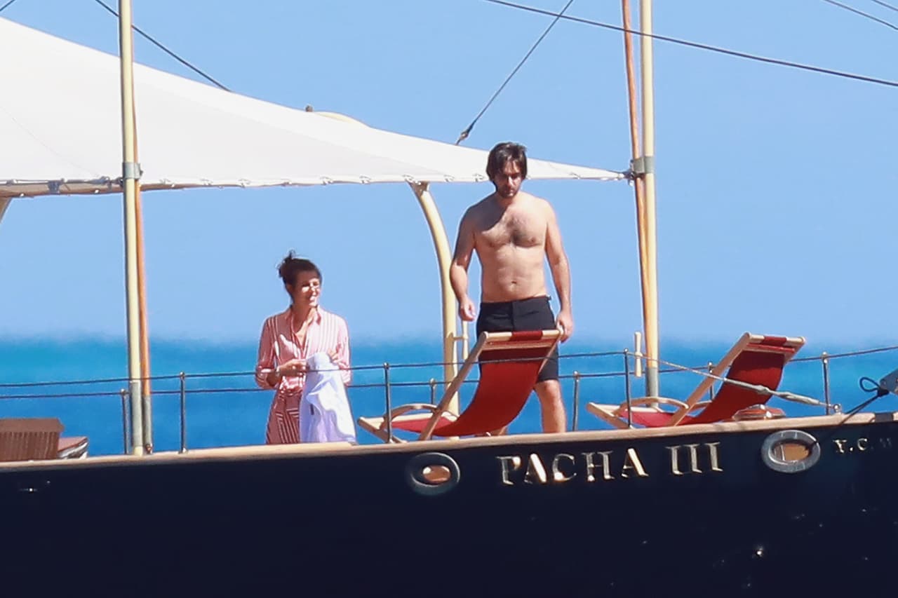 Dimitri Rassam es hijo de la actriz Carole Bouquet, famosa por las películas: 'Ese oscuro objeto de deseo' y 'Sólo para tus ojos', en la que fue una chica Bond.