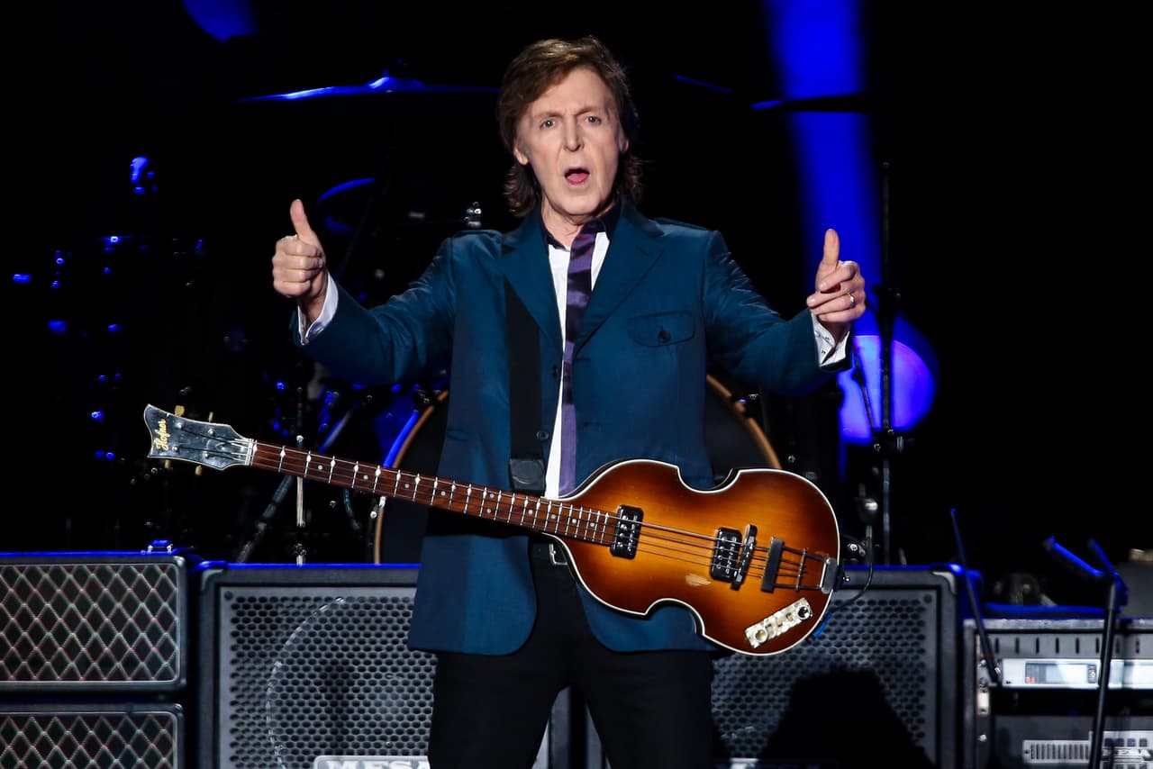 Tmbién existen las teorías de la conspiración que aseguran que el artista original fue sustituido por un doble. El caso más sonado es el de Paul McCartney, cantante, compositor y bajista de la banda The Beatles, quien de acuerdo a esta leyenda, murió en un accidente automovilístico en noviembre de 1966.