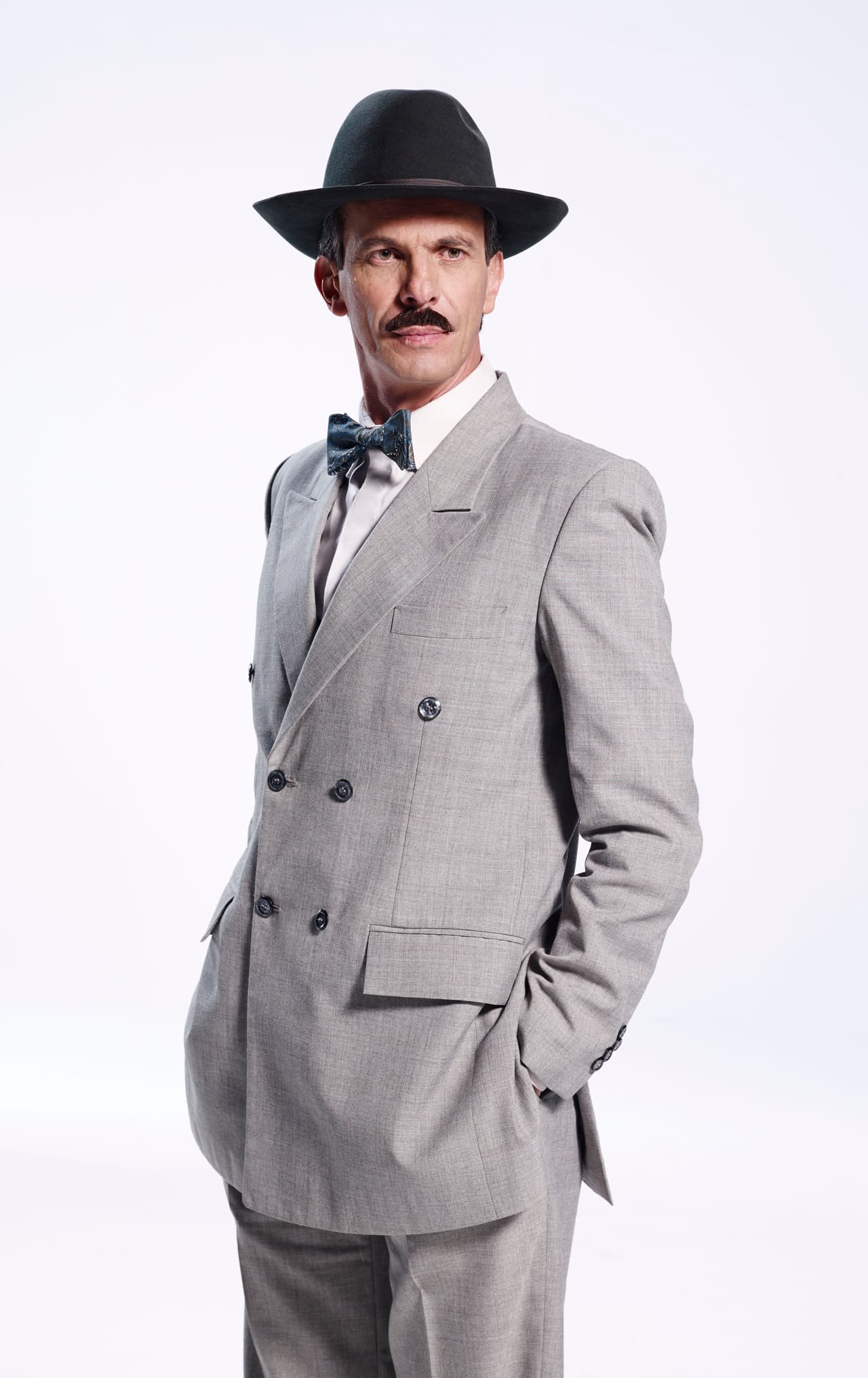 En apariencia, todo un señor, un hombre mayor de aspecto impecable, vestir de lino y paño.