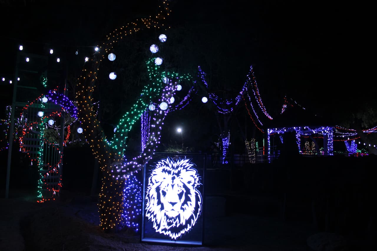 Panorámica del parque, al frente la figura del león.