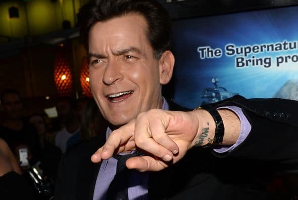 18- Charlie Sheen. A los 16 años, el actor fue arrestado por posesión de marihuana el día del cumpleaños de su mamá.
