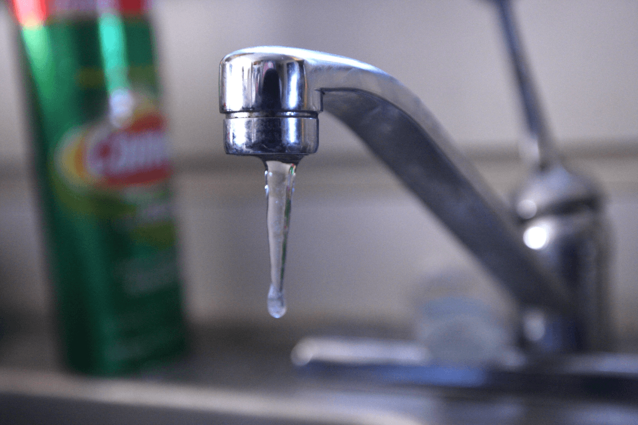 Cómo protegerte del agua contaminada con plomo