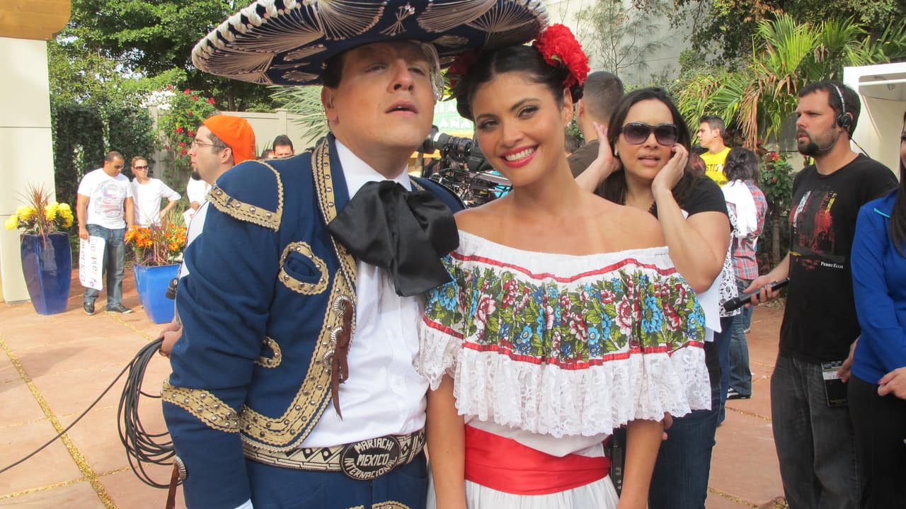 ¡Y ajúa! Raúl y Chiquis se veían muy bien en estos trajes.