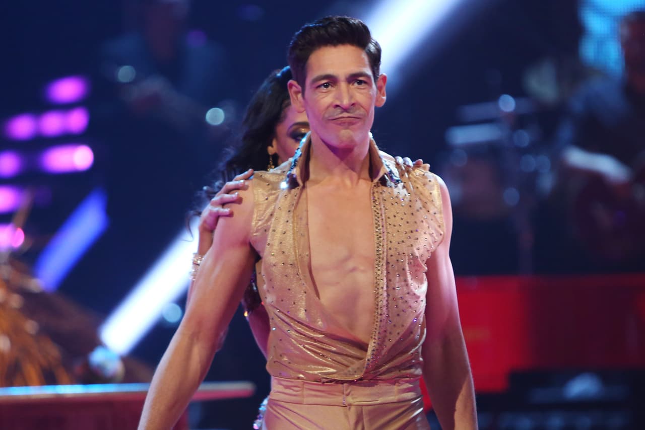 Johnny pudo seguir bailando pero sin levantar peso. Pese al inconveniente, el puertorriqueño se preparó para seguir bailando y convertirse en el ganador.