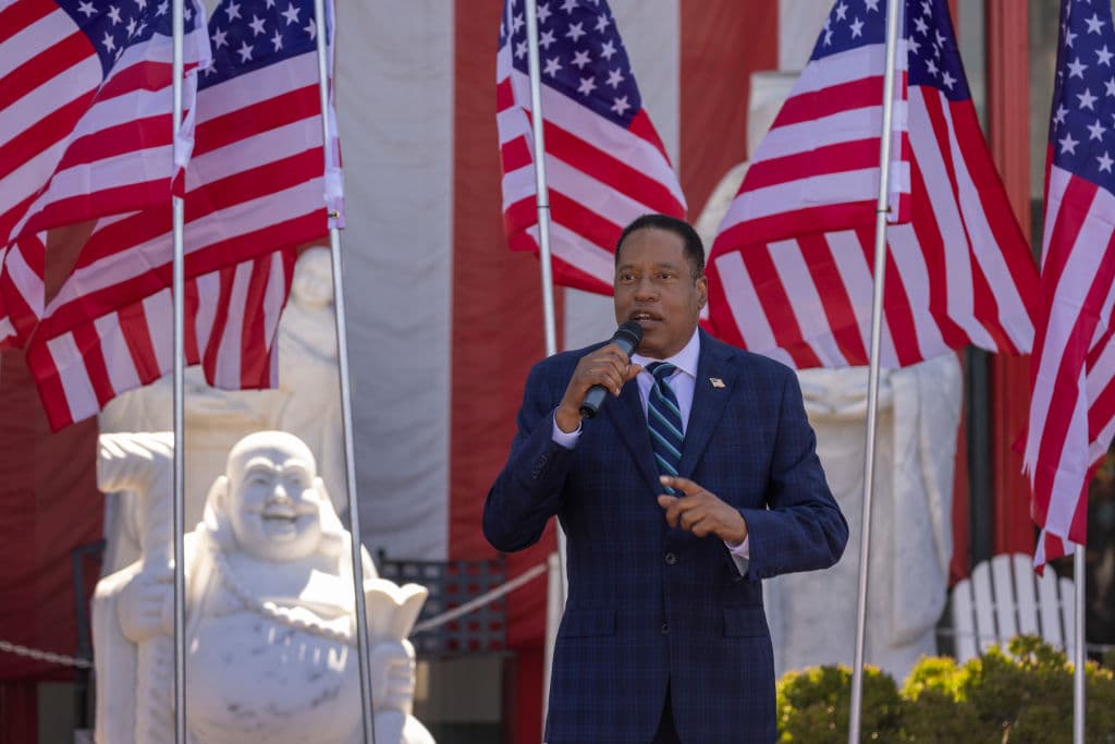 <b>Larry Elder. </b>El 
<a href="https://www.univision.com/local/san-francisco-kdtv/politica-area-de-la-bahia/lo-que-pasaria-senado-estados-unidos-larry-elder-gana-eleccion-revocatoria-gavin-newsom-california">locutor de radio conservador</a> empezó su campaña tarde pero ahora aventaja a los otros candidatos y es el blanco principal de la campaña de Newsom, que lo llama "más extremo que Donald Trump".