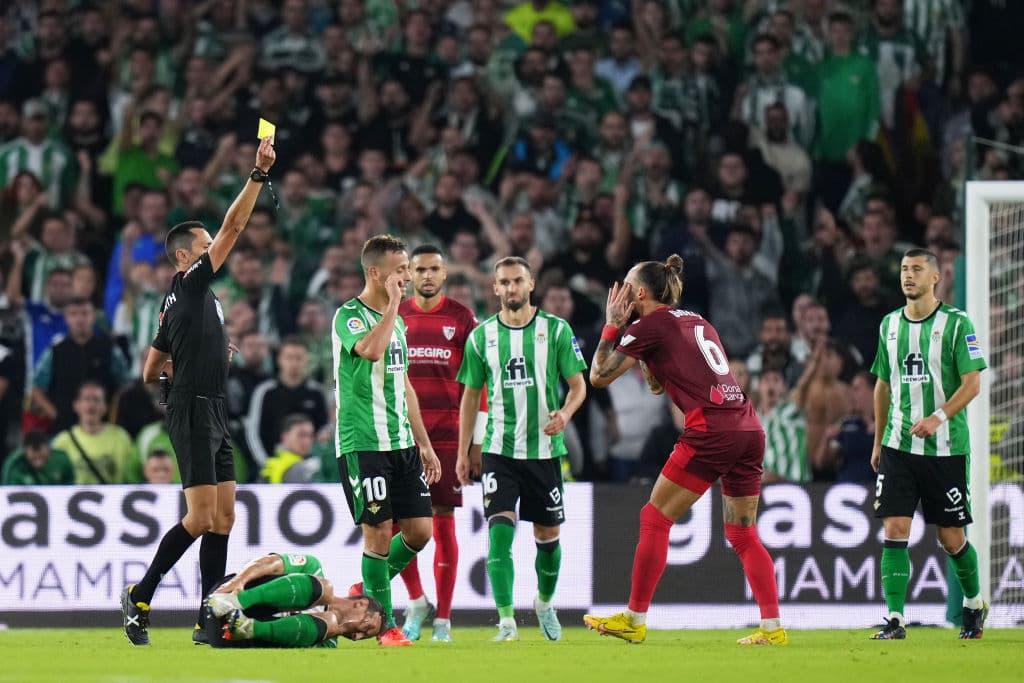 El Sevilla no pudo conseguir la victoria en el derbi ante el Betis disputado en el estadio Benito Villamarín, que acabó con empate a uno y con tres expulsiones, dos en la primera parte, una para cada equipo, y otra local en los inicios de la segunda.