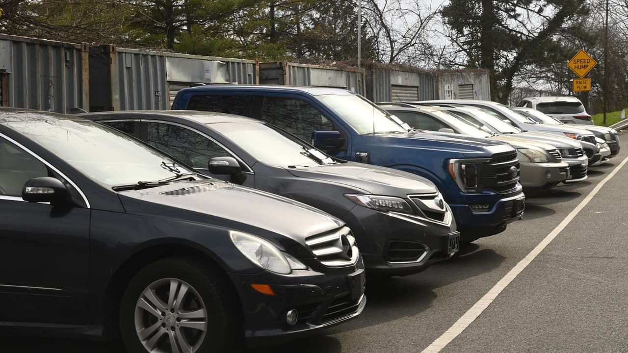 Autoridades confiscan autos por evadir peajes en puentes; un conductor debe $86,000 dólares de multas