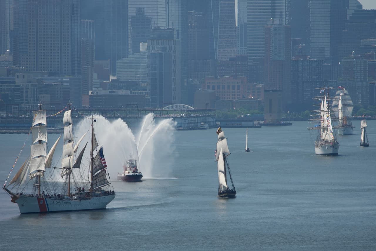 Un desfile de grandes veleros remonta el río Hudson.