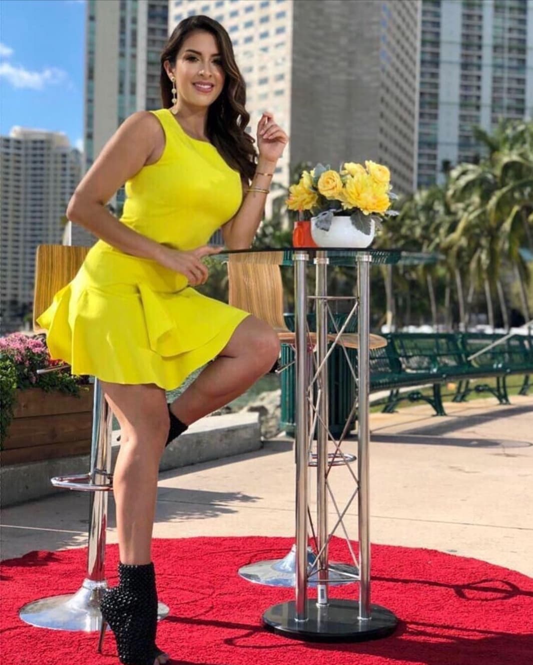 Una vez más nos encontramos con el amarillo intenso, esta vez lo usó Maity Interiano en un hermoso vestido con falda de vuelo. El calzado cerrado en color negro con aplicaciones metálicas hace que su look sea formal.
<br>