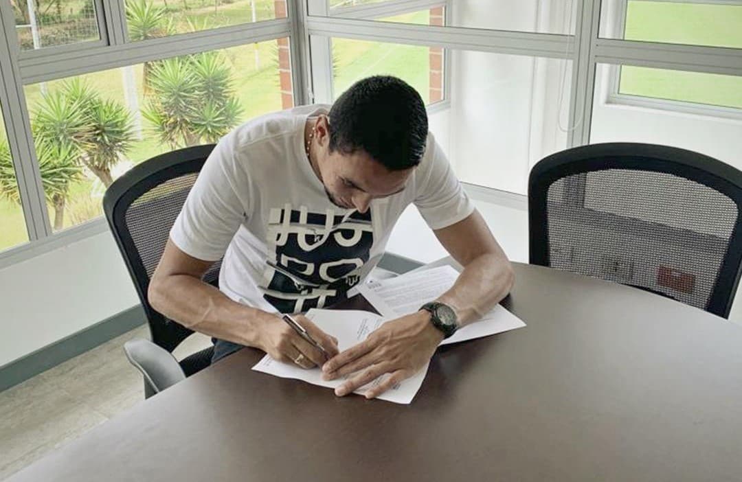 Quedó descartada la llegada del colombiano Daniel Bocanegra a Monarcas Morelia luego de firmar una extensión de contrato con Atlético Nacional.