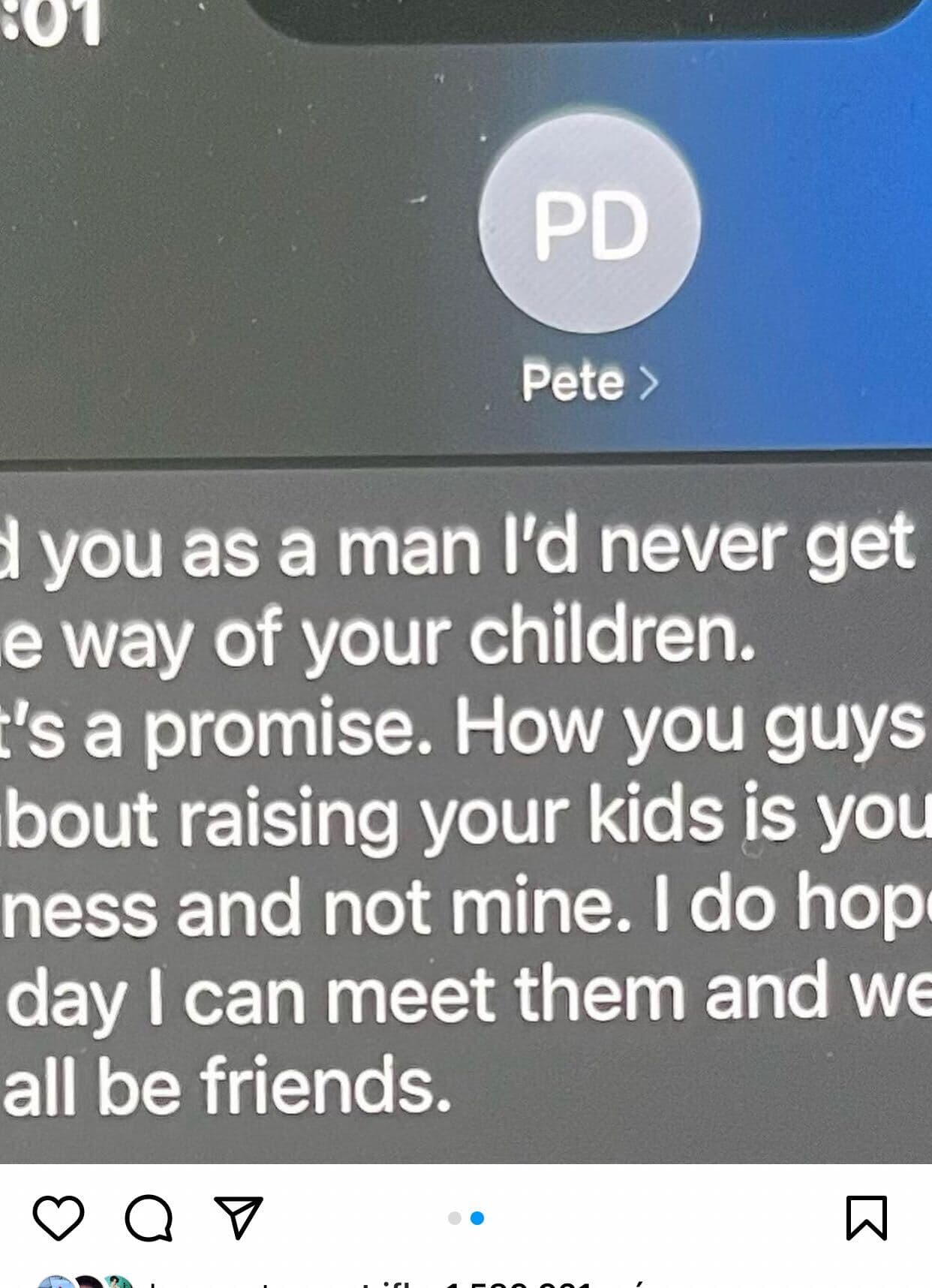 También compartió una captura de pantalla de un supuesto mensaje de texto privado que le habría mandado Davidson y que decía: "Usted como hombre, nunca me interpondría en el camino de sus hijos. Es una promesa. Cómo hacen para criar a sus hijos es asunto suyo y no mío. Espero (algún) día poder conocerlos y que 
<b>todos podamos ser amigos</b>". 
<br>