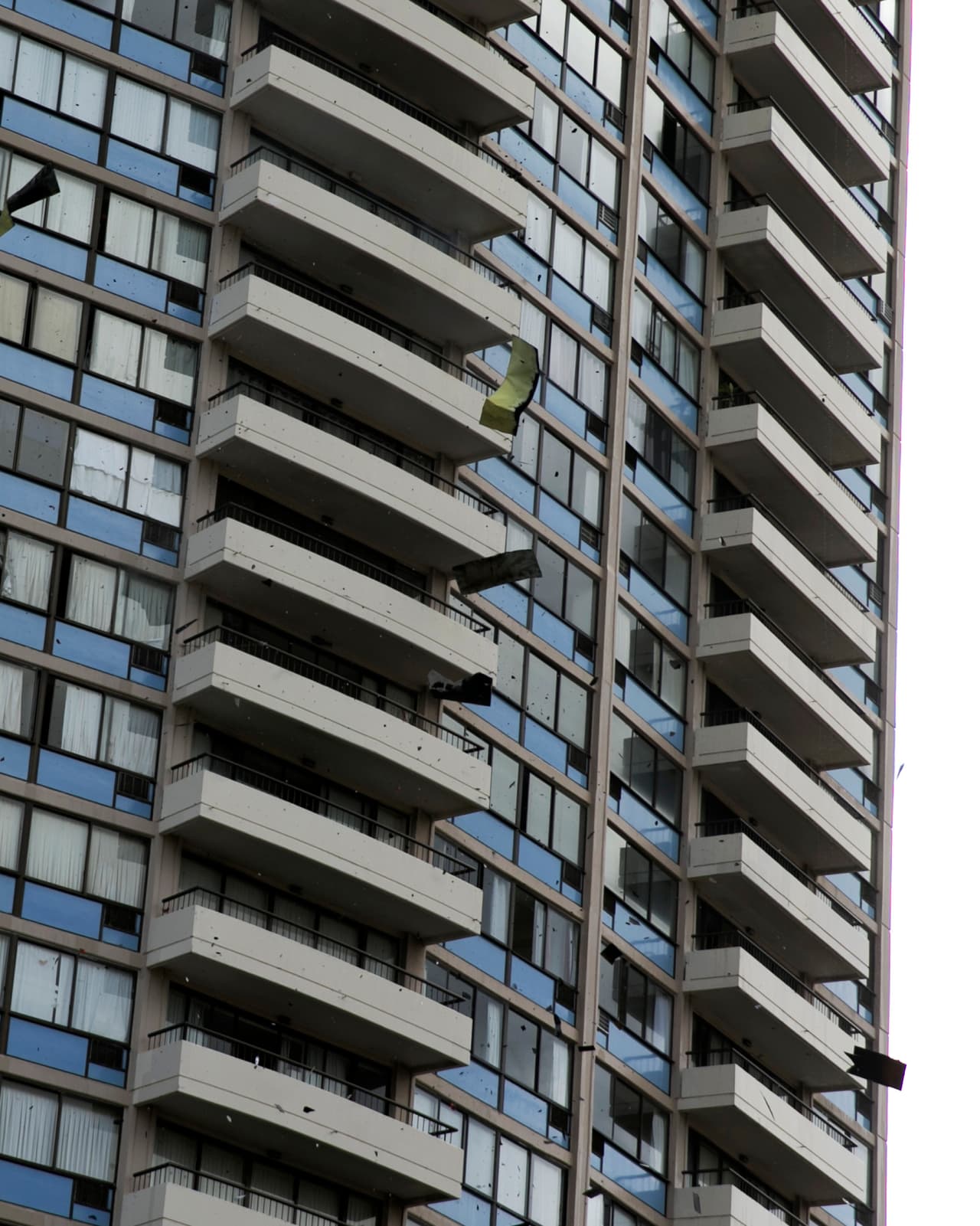 Desde más de veinte pisos de altura cayeron alcunos escombros a la calle. Los vecinos afectados fueron trasladados a un albergue cercano para pasar la noche.