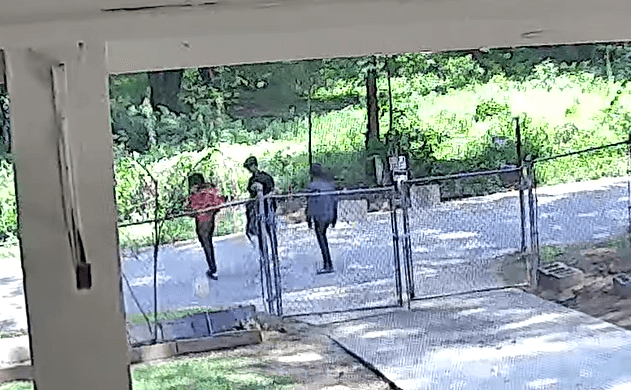 Una compra a través de 
<b>Facebook Marketplace </b>terminó en robos a punta de pistola. La Policía de Atlanta investiga tres incidentes ocurridos en la misma zona en menos de un mes, 
<a href="https://www.univision.com/local/atlanta-wuvg/comprar-linea-transaccion-condado-gwinnett-espacios-exclusivos-para-comercio-electronico" target="_blank">relacionados con encuentros para comprar consolas de videojuegos. </a>
<br>
<br>Los tres casos ocurrieron en Pomona Cir. SW, entre el 1 y el 28 de julio de 2026. Las autoridades creen que los incidentes podrían estar relacionados y que los mismos sospechosos estarían detrás de los robos.