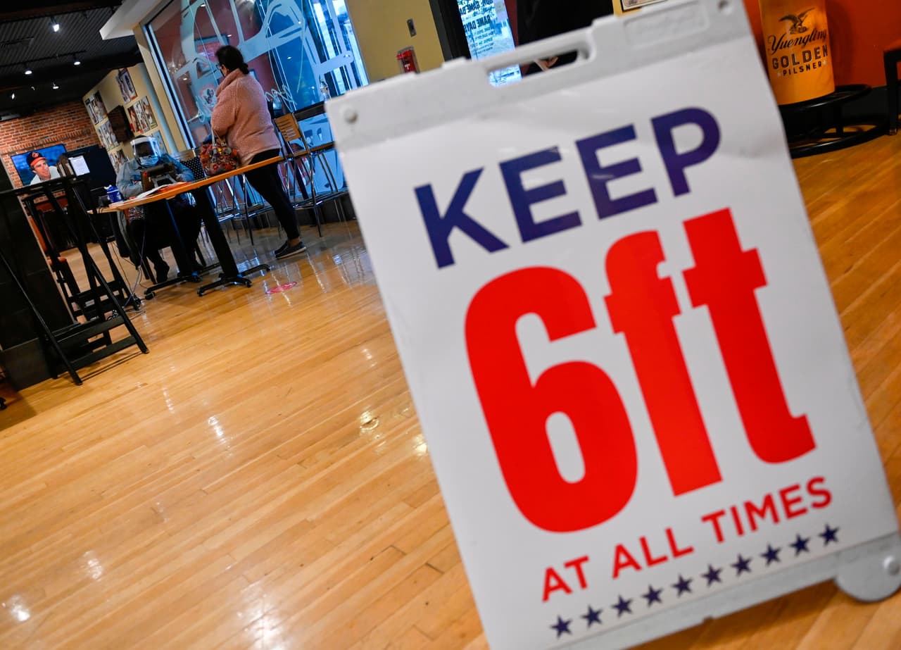 Esta medida invalida una exención para los lugares de votación que el gobernador Greg Abbott había incluido en su mandato estatal de mascarillas.