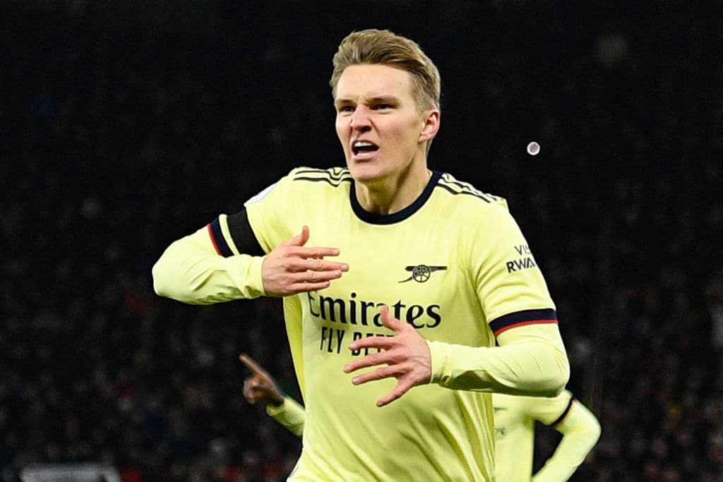 Manchester United se impone al Arsenal 3-2 en un partido emocionante para cerrar la J14 en la Premier League. Emile Smith Rowe, junto con Martin Odeegard anotaron para los Gunners, mientras que para los locales fueron Bruno Fernandes al 44' y Cristiano Ronaldo lució con dos goles, uno de ellos fue penal, para quedarse con la victoria.