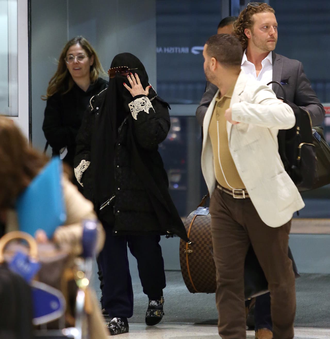 Madonna fue fotografiada en el aeropuerto JFK de Nueva York vestida completamente de negro, pero ahora, no para llamar la atención como en la Met Gala 2018.