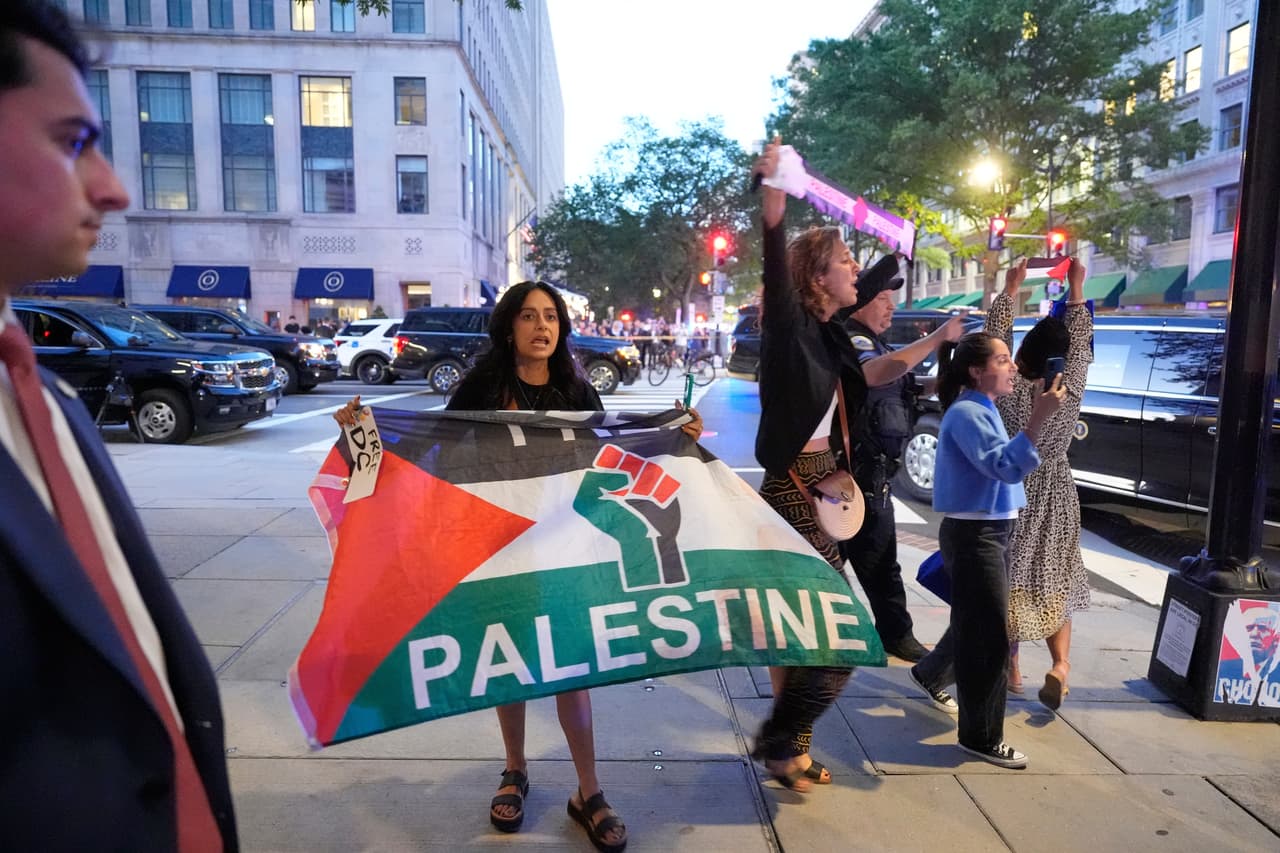 Manifestantes esperaban a Trump a su llegada al restaurante.
