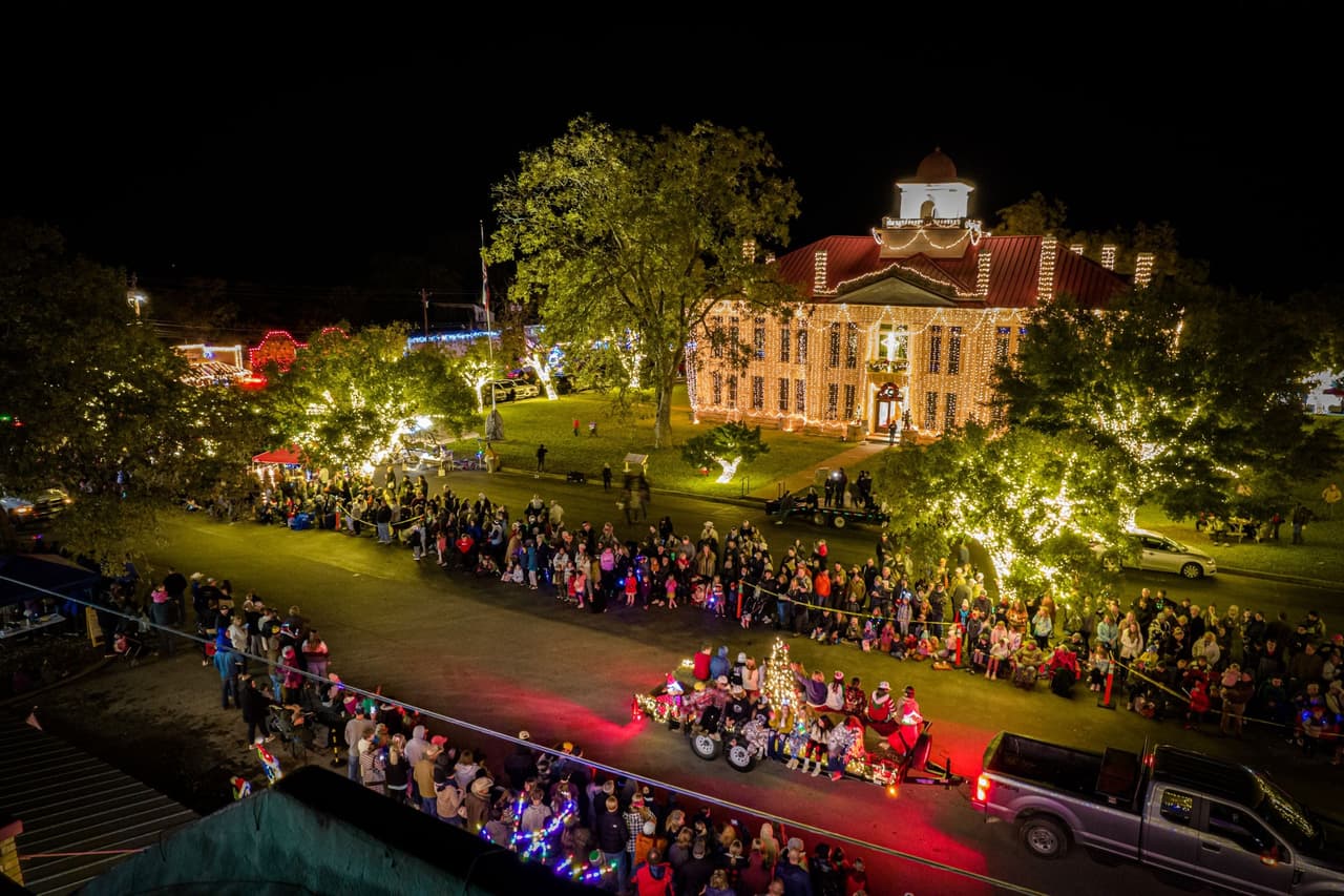 <h3 class="cms-H3-H3">Lights Spectacular in Johnson City</h3>
<br>
<br>
<b>Dónde:</b> Johnson City
<br>
<b>Cuándo: </b>Del 29 de noviembre al 5 de enero
<br>
<b>Horario: </b>A partir de que anochece
<br>
<br>A 50 minutos de Austin se encuentra esta ciudad con millones de luces que incluso la NASA ha podido ver desde el espacio.