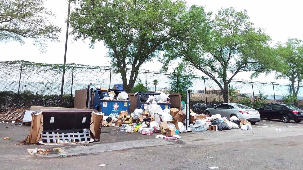 La ciudad de Houston también revisa que no haya vehículos chatarra y que los contenedores de recolección de basura estén colocados de manera adecuada, entre otras cosas.