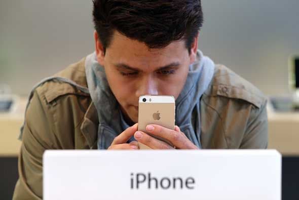 <b>2. Autenticación multifactorial: </b>establezca varias formas en la que su dispositivo corrobore que se trata de usted usándolo.