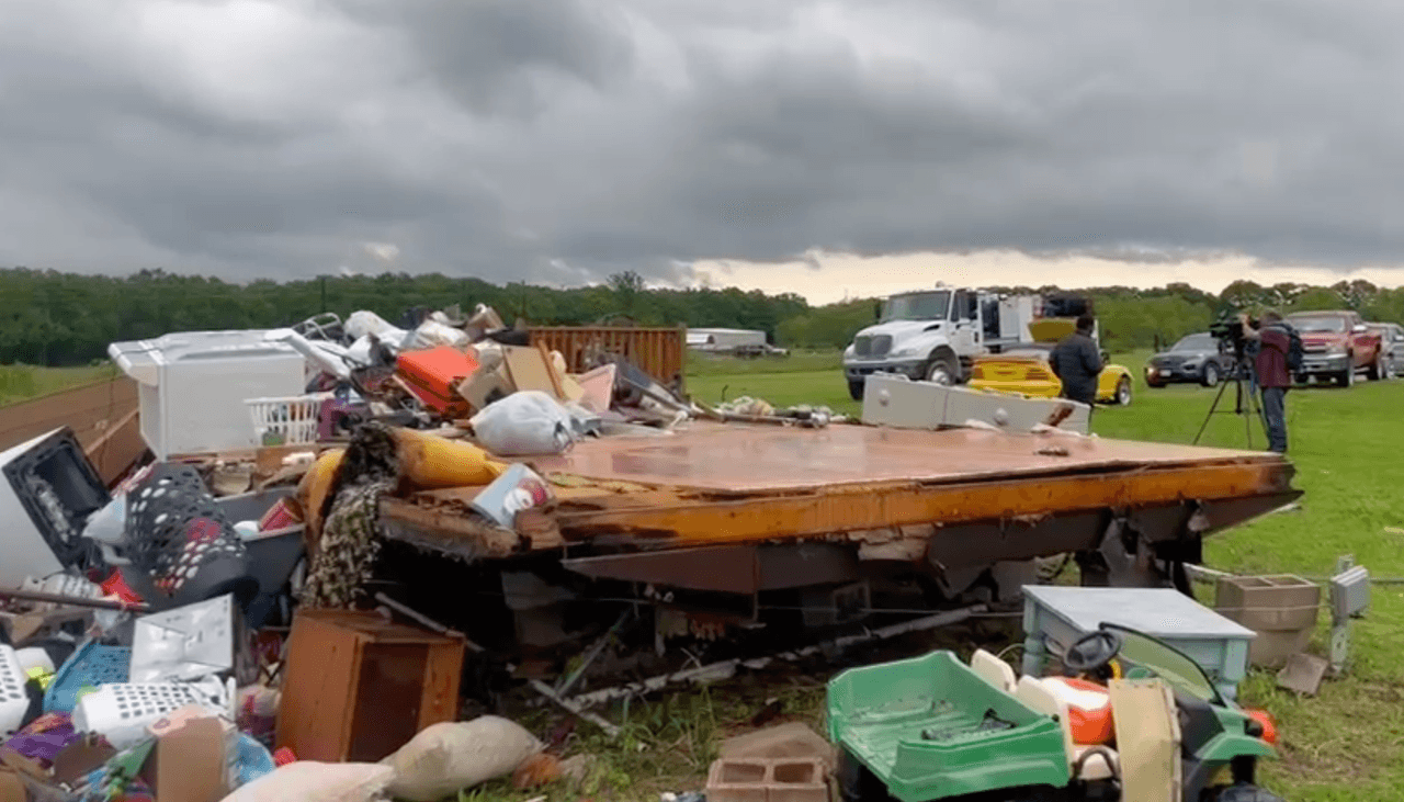 En Barry, Texas una familia perdió su hogar con el paso de un tornado por esta zona, que estuvo en Aviso por Tornado durante varias horas.