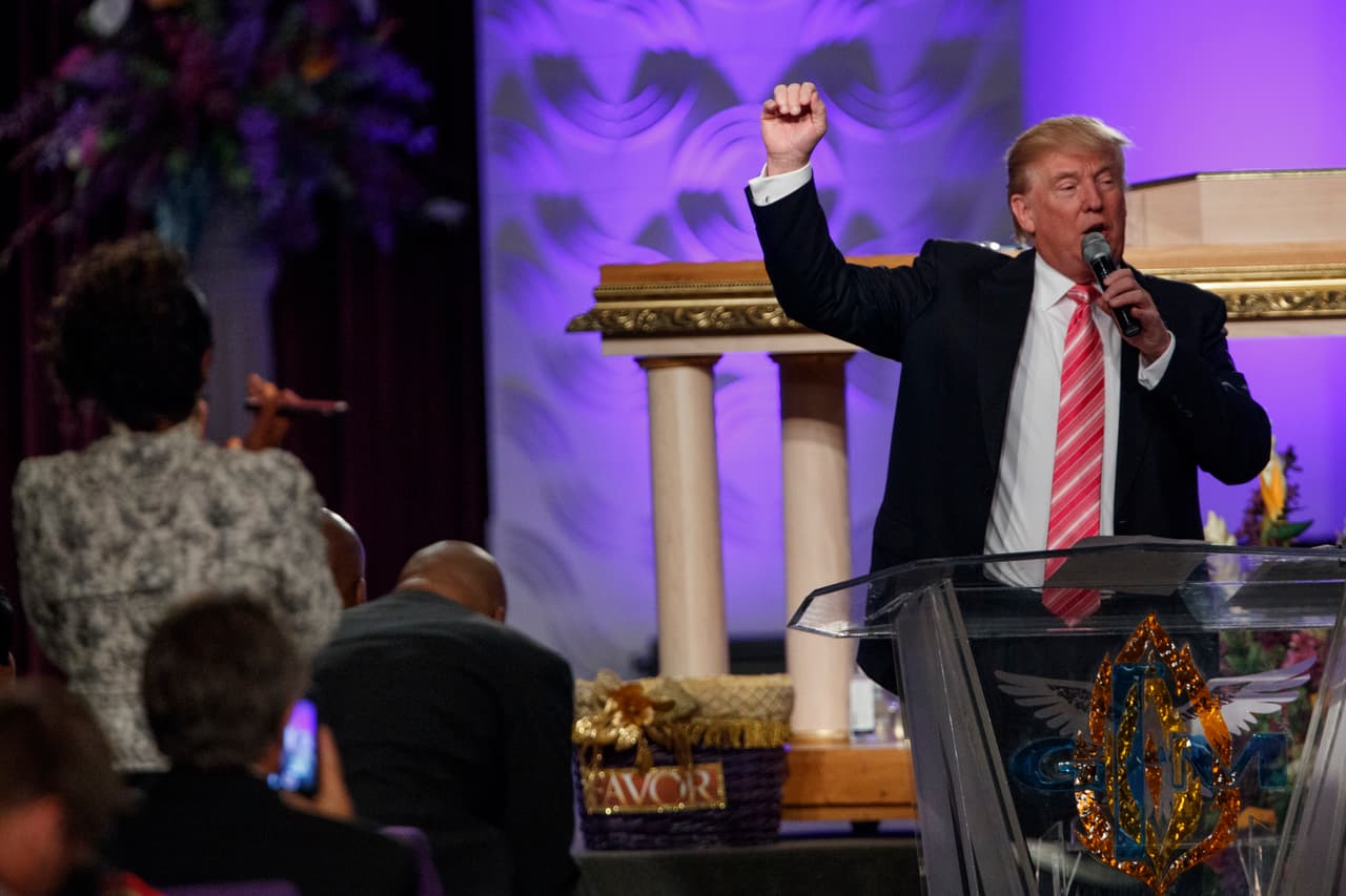 Trump da un discurso en la iglesia Great Faith Ministries International en Detroit.