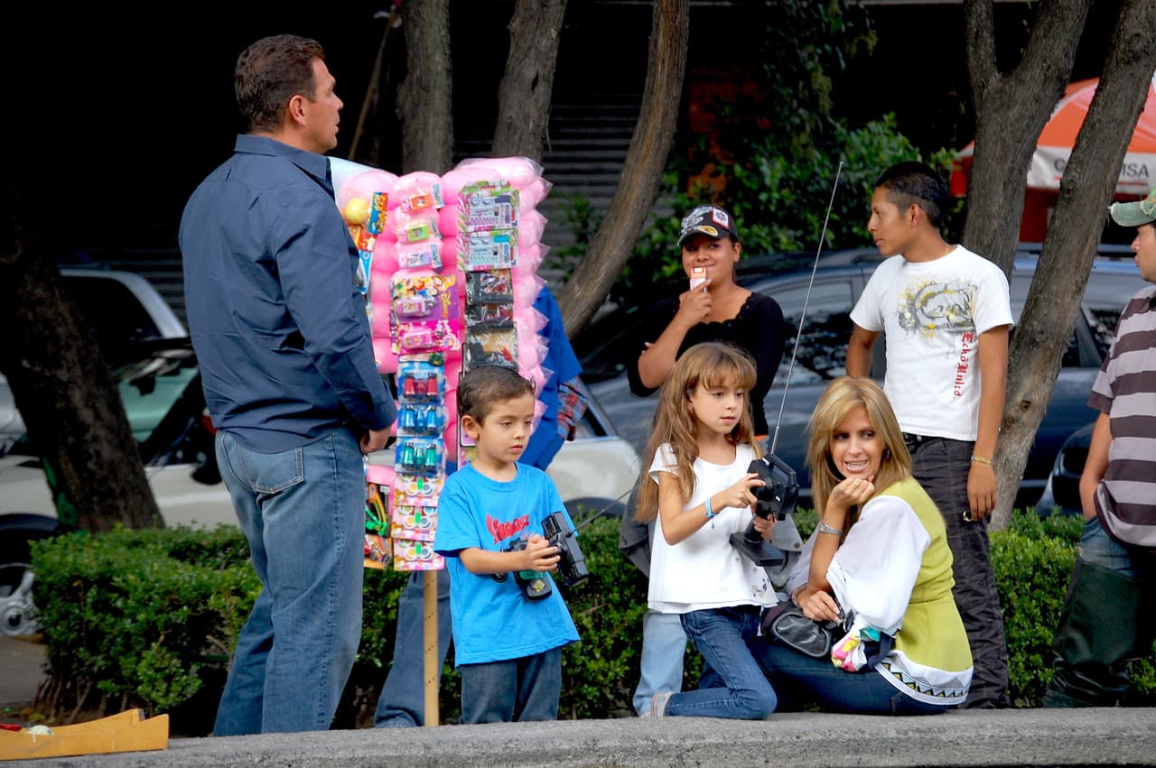 Graciela, hermana del también actor Antonio Mauri, está casada con Héctor Loustaunau desde hace más de 20 años, quien se ha desempeñado como su representante y con quien concibió a sus dos hijos: Ximena y Héctor. La familia fue captada así en octubre de 2009.