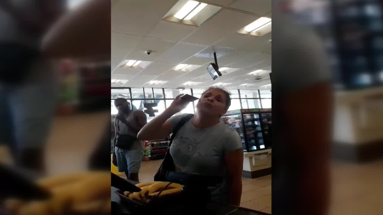 Mujer lanza gritos racistas a un trabajador cubano en Miami Beach