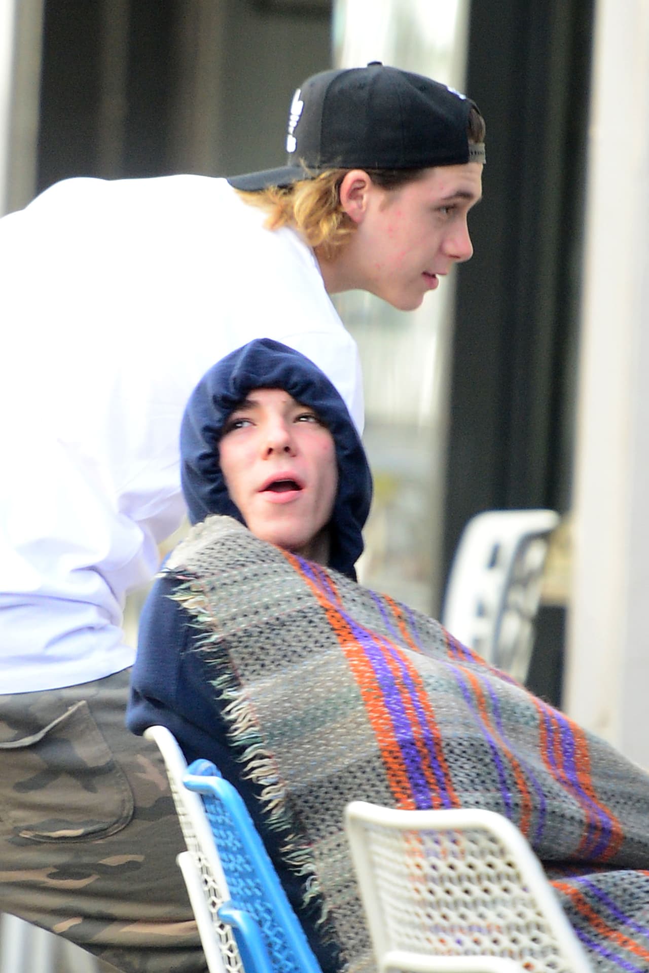 Además de ajustarse su 'hoodie', también se cubrió con una manta.