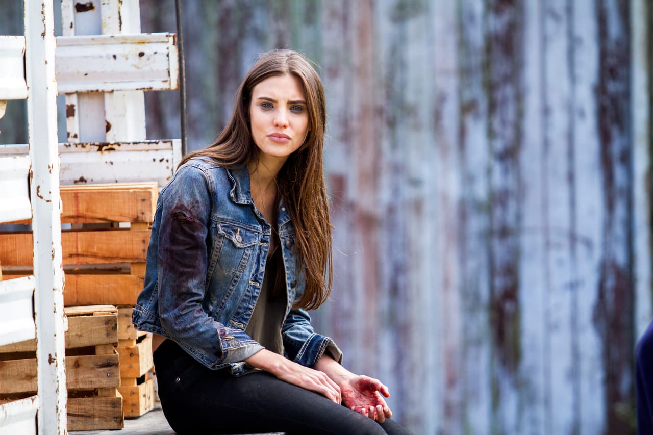 Con mucha cautela se ocultó en un camión que la llevó a un lugar desconocido pero lejano a John y Óscar.