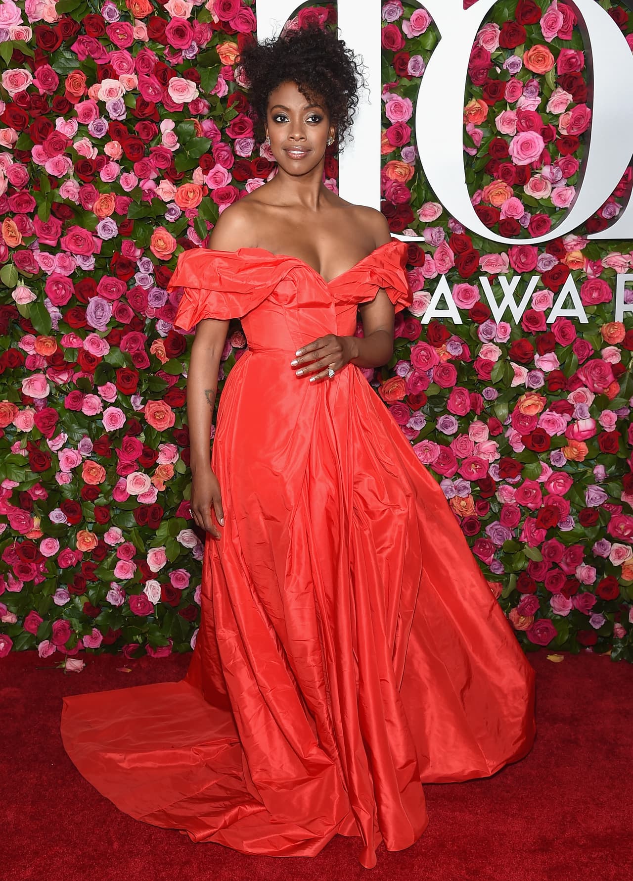 Condola Rashad, destacada actriz teatral en Estados Unidos, llamó la atención por su elegante vestido rojo, ella fue de las actrices más esperadas en la alfombra roja de los Tonys, ya que es de las más jóvenes en estar nominada en este evento gracias a su trabajo en obras como
<i> ''</i>Stick Fly' , 'The Trip to Bountiful' , 'A Doll's House' y 'Romeo y Julieta', junto a Orlando Bloom.