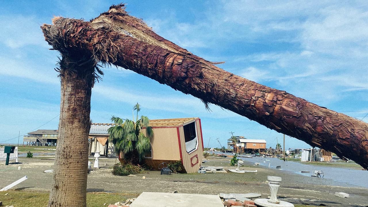 En Cameron, Lousiana, decenas de casas móviles fueron arrancadas por la fuerza del viento. El Centro Nacional de Huracanes prevé que Laura continúe su camino norte Noreste debilitándose hasta salir de nuevo al mar, en este caso el Océano Atlántico.
