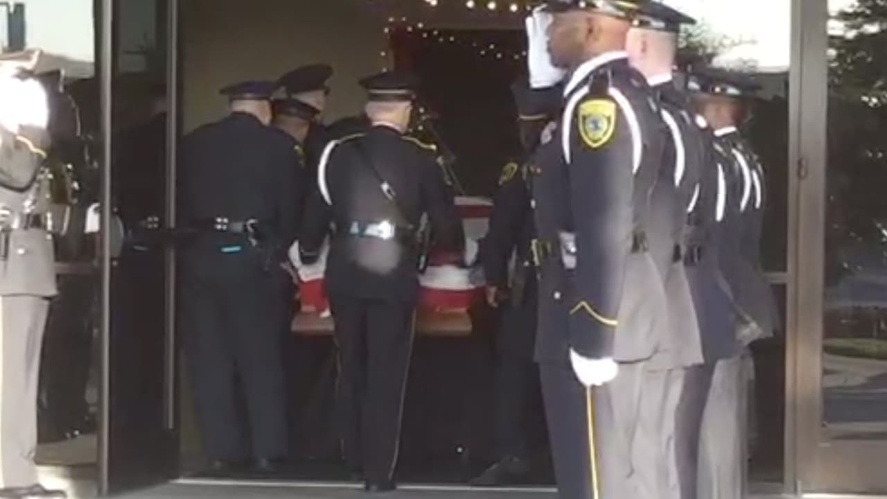 Los asistentes indicaron que el sargento Christopheer Brewster será recordado en Houston como un héroe.