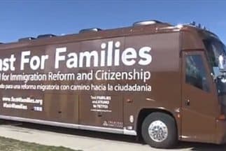 Uno de los buses de la caravana Fast for Families por la reforma migratoria.