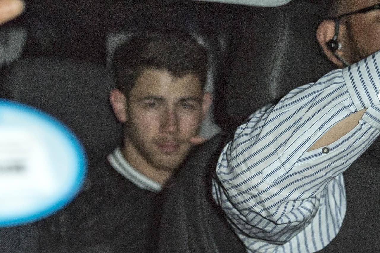 Nick Jonas es el menor de los '
<b>Jonas Brothers</b>', la popular banda pop juvenil que 
<b><a href="https://www.univision.com/musica/se-acabo-jonas-brothers-anuncian-separacion-definitiva">anunció su separación</a></b> en 2013 y aunque aseguraron que tanto Joe como Kevin estuvieron de acuerdo con la ruptura, fue precisamente Nick quien inició todo diciendo que se "sentía atrapado".