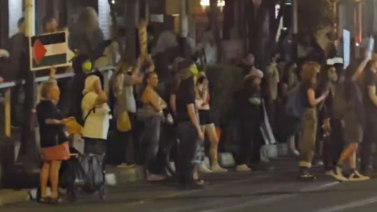 La tarde noche del martes 30 de abril se vivieron momentos de tensión en el campus de la Universidad de Arizona en Tucson, cuando manifestantes fueron detenidos por la policía durante las marchas en favor de Palestina.