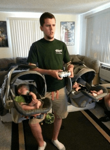 ¿Por qué hacer solo una cosa cuando puedes arrullar a tus bebés mientras juegas?