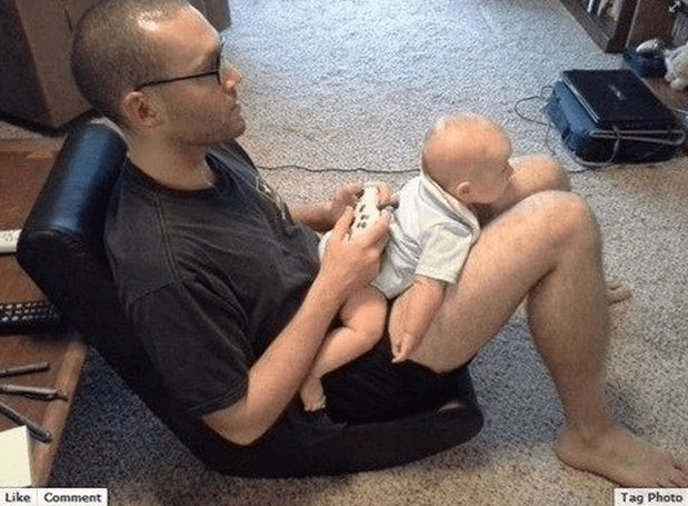 Yo le saco el aire a mi bebé mientras paso al siguiente nivel de mi juego.