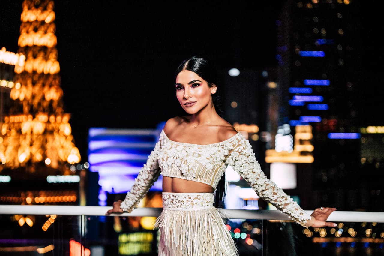 <b>Agosto 2018 - Alejandra Espinoza en el primer programa de Nuestra Belleza Latina | </b>Para debutar al frente del programa que la vio nacer, Alejandra Espinoza eligió un espectacular atuendo blanco. Así fue como presentó a las chicas en las audiciones frente a los jueces en Las Vegas.
<br>