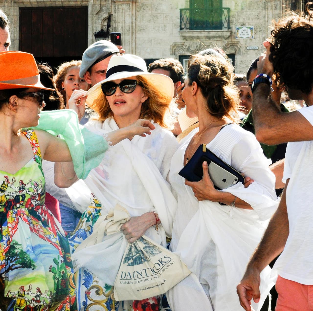Durante su paseo por La Habana cientos de personas se lanzaron a las calles para ver a la diva.