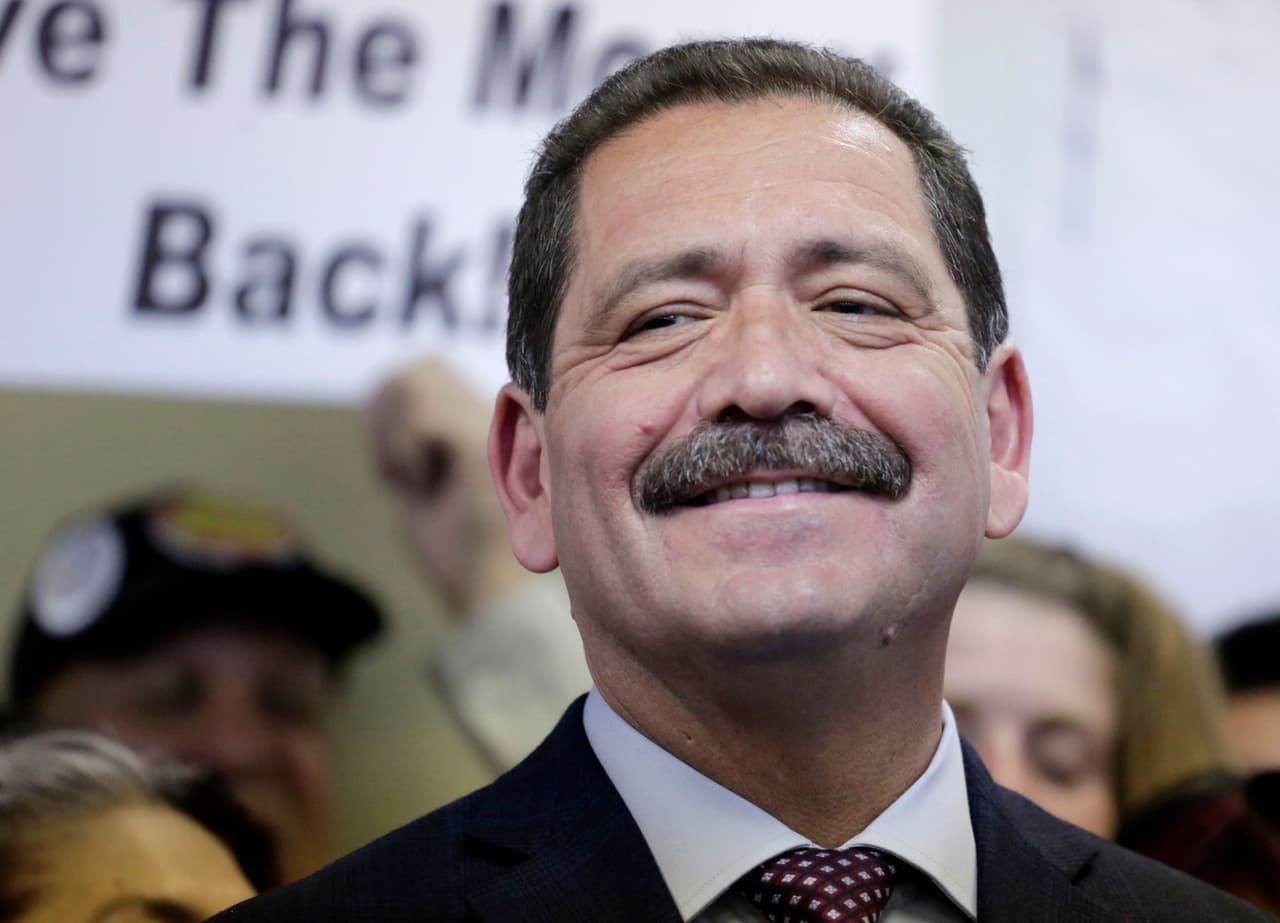 <b>Jesús "Chuy" García. Distrito 4, Illinois.</b> Recién elegido a la Cámara Baja del Congreso de EEUU. Nació en 1956 en Durango, México, y vive en EEUU desde los 9 años. Es demócrata, fue comisionado del condado Cook en Illinois, candidato a la alcaldía de Chicago, concejal de esa ciudad y el primer senador estatal de origen mexicano en su estado. El distrito 4 distrito de Illinois incluye parte del Condado de Cook y estuvo representado por el demócrata Luis Gutiérrez desde 1993. En noviembre de 2017, Gutiérrez anunció que se retiraría del Congreso al final de su actual mandato y no buscaría la reelección.