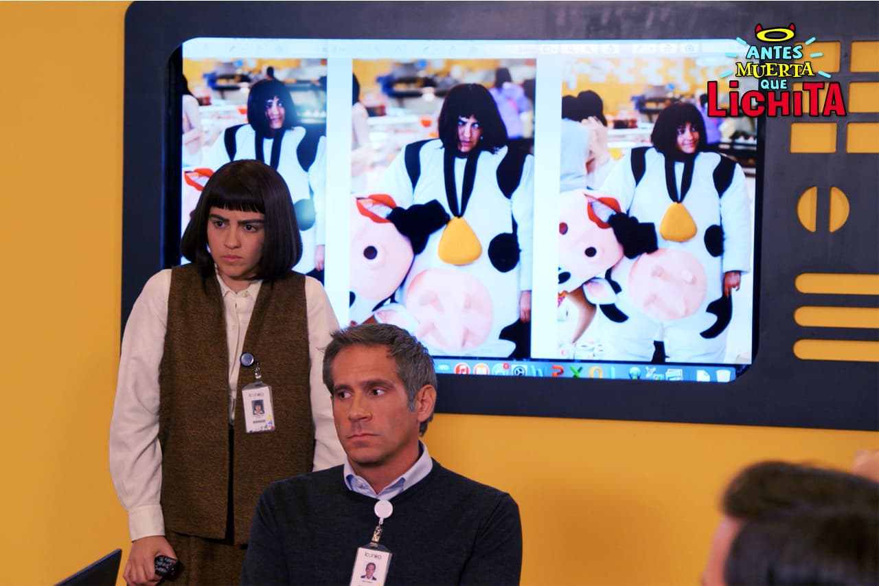 Roberto presenta a Lichita como su nueva redactora. Néstor (Patricio Borghetti) les muestra a todos las fotos de Lichita vestida como botarga, ella enfurece y culpa a Roberto de estar involucrado.