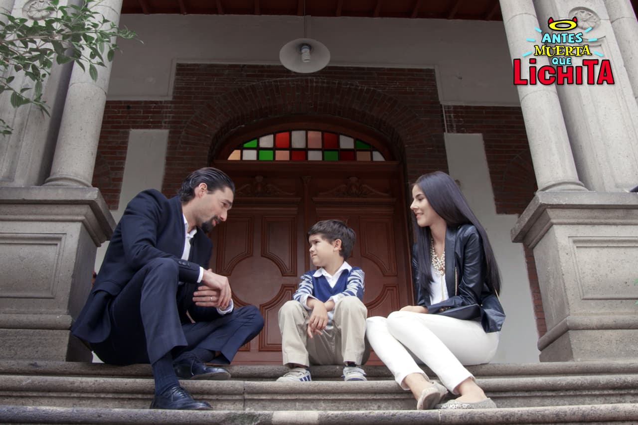 Ángel (Gonzalo Peña) y Martha (Carla Cardona), un matrimonio muy enamorado, llegan al orfanato Santa Clara con la intención de adoptar a un niño, ahí conocen a Mateo (Patricio De la Garza).