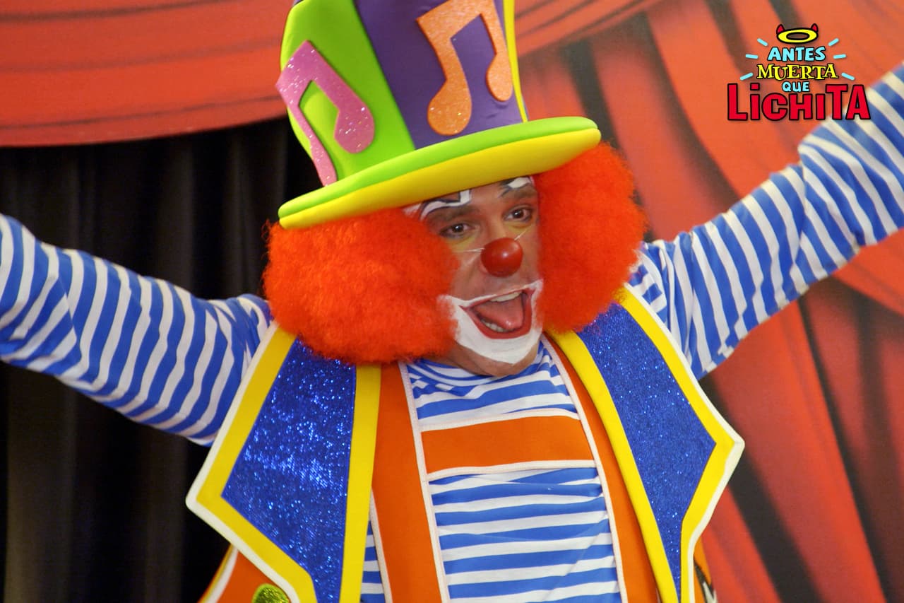 Lichita y el señor Ontiveros (Roberto Sen) deciden realizar las pruebas de la campaña en un orfanato, ambos se sorprenden por actitud de Roberto.