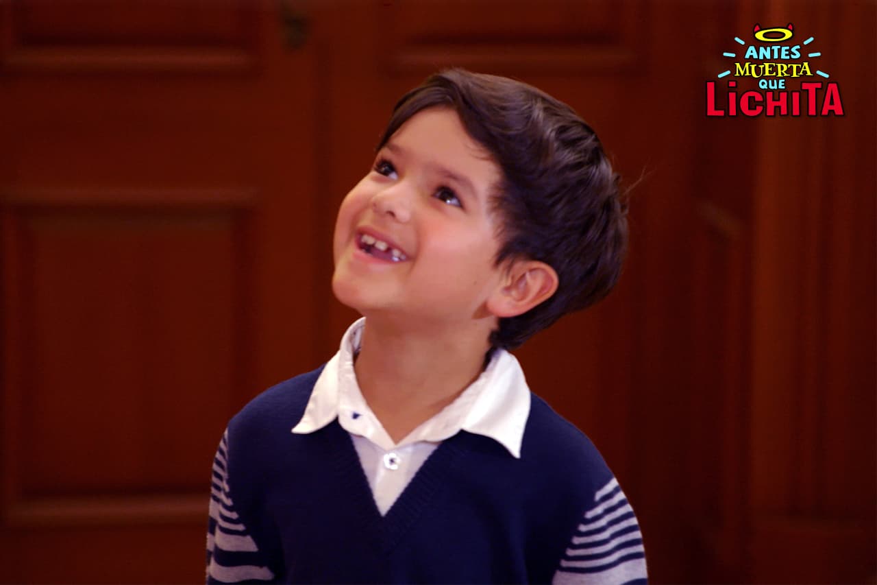 El señor Ontiveros, maravillado con la presentación de Roberto como payaso, se lo presenta a los niños… uno de ellos se le acerca y lo llama papá.