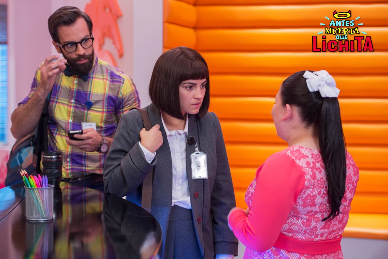 Lichita y Braulio le dan la bienvenida a Dafne (Vanessa Díaz), hija mejor de don Augusto y doña Beatriz, quien llega a Icónika tras haberse escapado del internado en donde estaba.