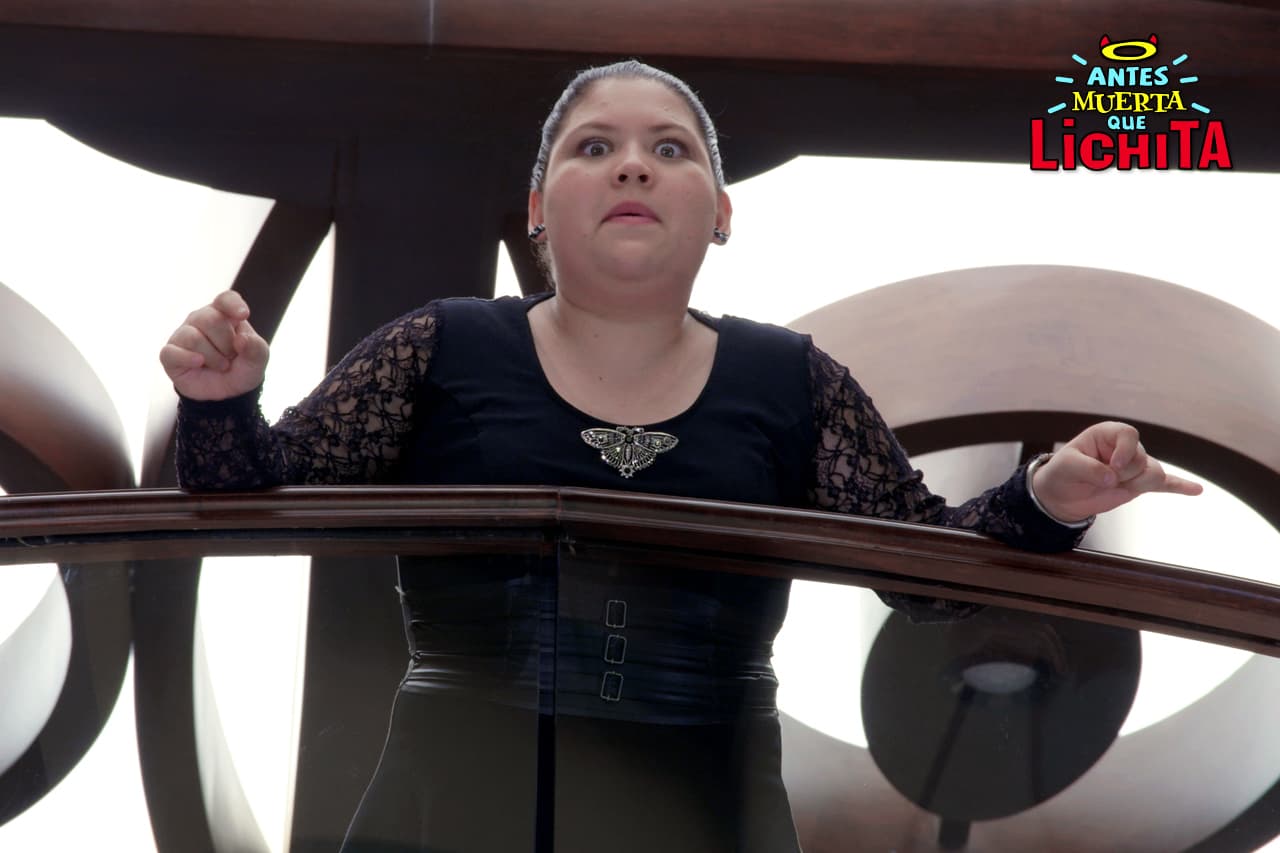 Dafne decide hacer un cambio radical en su look como un acto de revelación en contra de sus padres por la falta de atención.