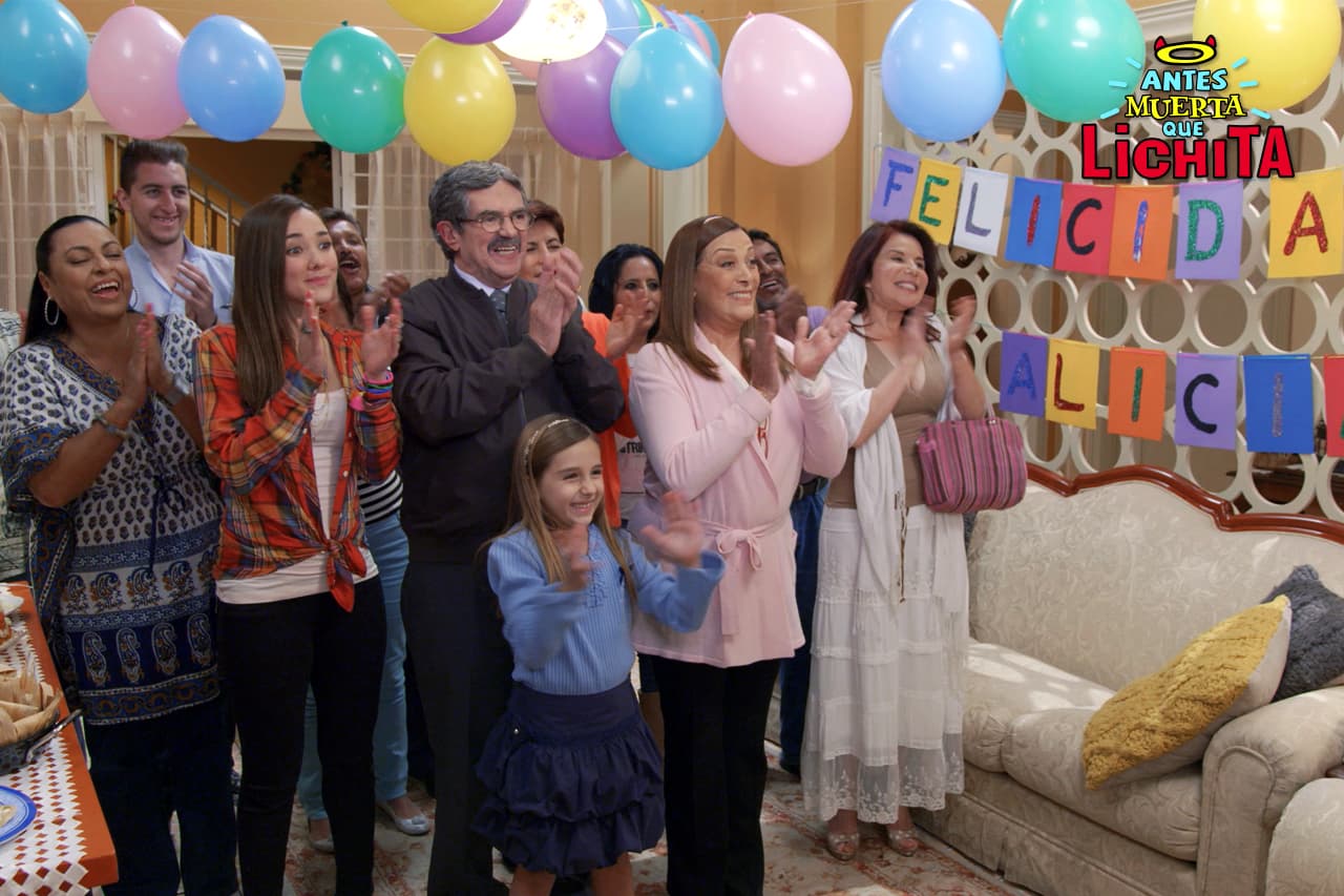 La familia Gutiérrez, al pensar que Lichita sigue siendo directora creativa, decide organizar una fiesta sorpresa para celebrar su nuevo puestazo.