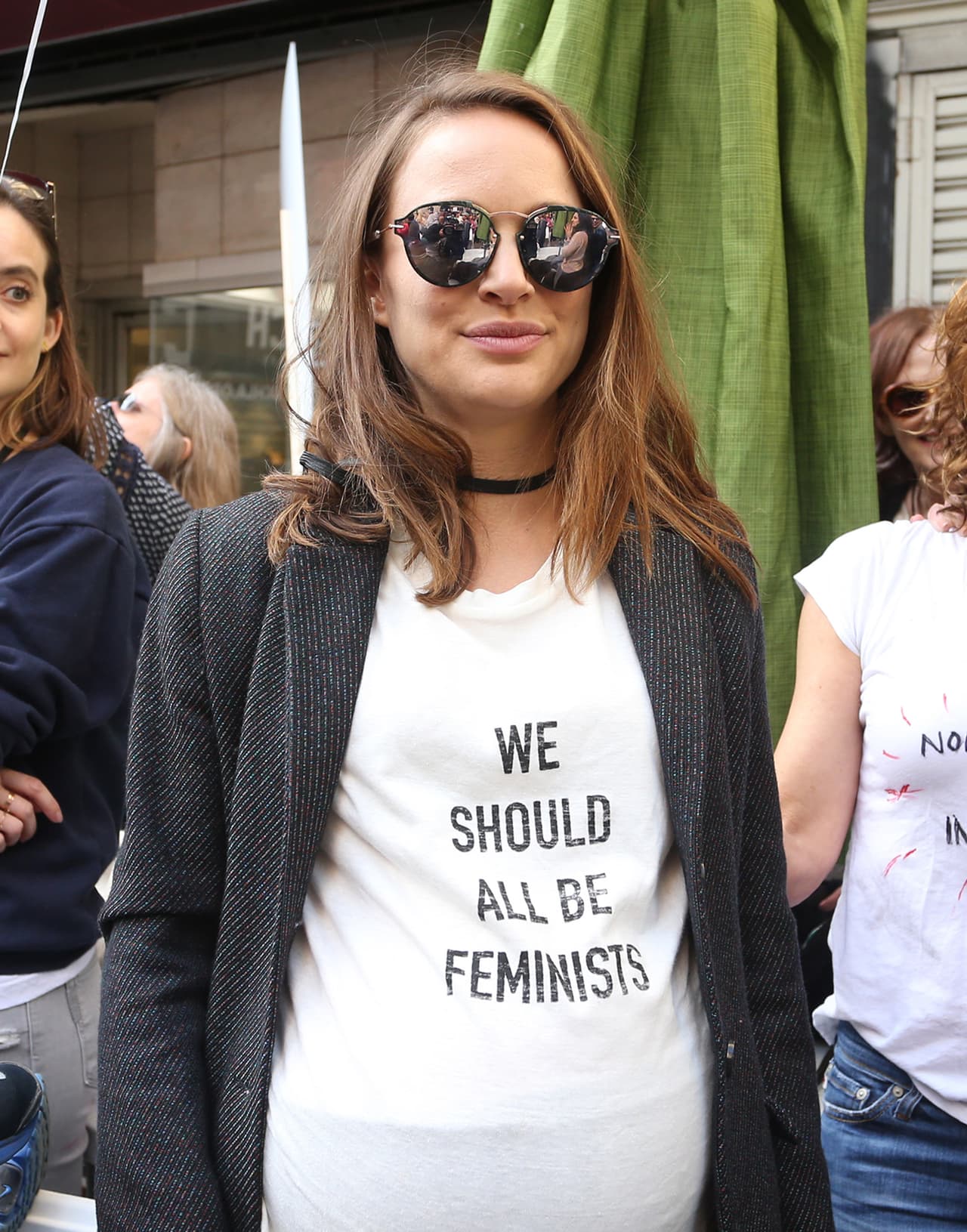 Natalie Portman, presumiendo su pancita de embarazo, con una playera que decía: "Todos deberíamos ser feministas".